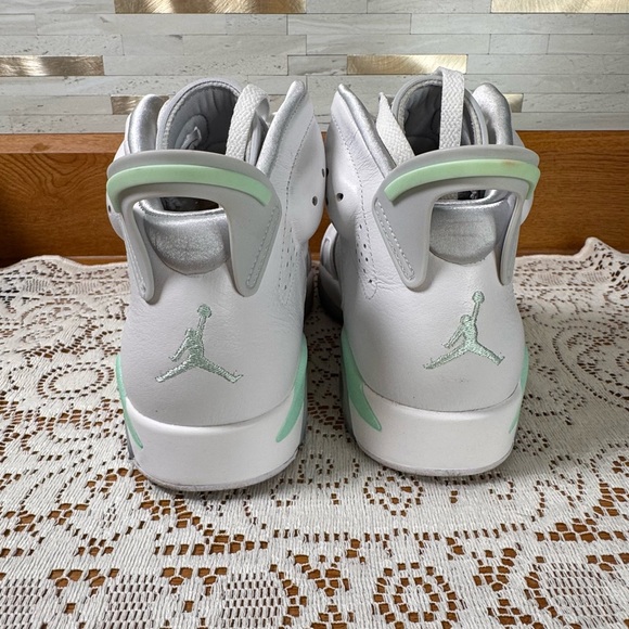 Women’s Air Jordan 6 Retro Mint Foam Size 8 - Picture 8 of 13